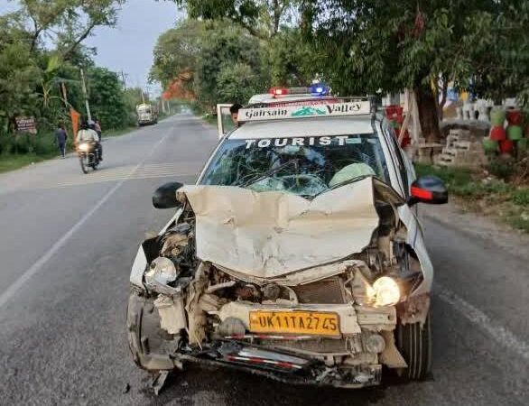 ब्रेकिंग न्यूज: सुबह-सुबह बड़ा सड़क हादसा, तेज़ रफ्तार वाहन ने कार को मारी टक्कर, चालक की मौत, तीन गंभीर रूप से घायल