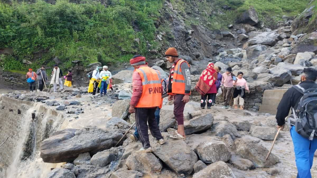  आफत: भूस्खलन के कारण राजमार्ग बाधित, यात्रियों को करना पड़ रहा परेशानियों का सामना