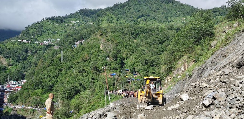 आफत: केदारनाथ यात्रा पर लैंडस्लाइड ने लगाया ब्रेक,यात्रियों की बढ़ी परेशानियां