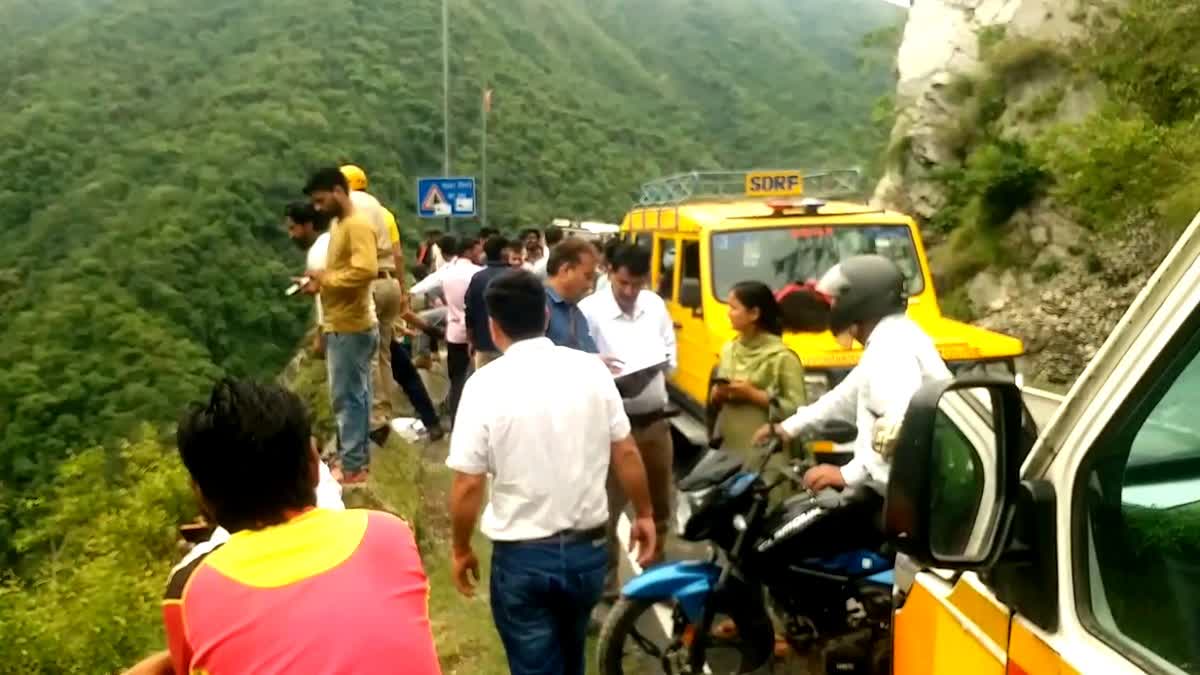 बड़ा हादसा: गहरी खाई में गिरी कार, तीन लोगों की मौके पर ही मौत,एक की हालत गंभीर