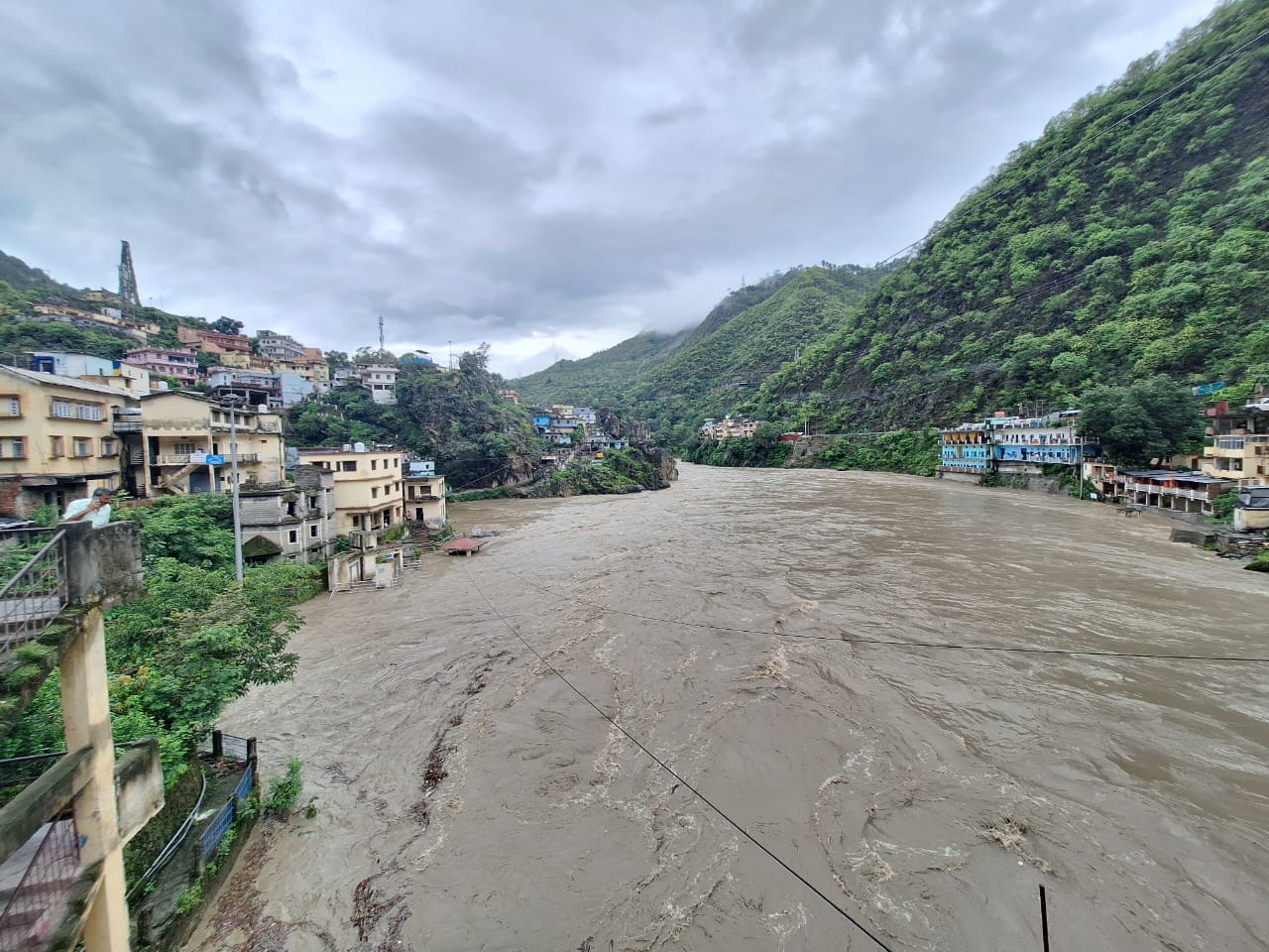 खतरनाक: भारी बारिश से अलकनंदा पूरे उफान पर, सभी घाट जलमग्न,नदी किनारे जाने पर रोक