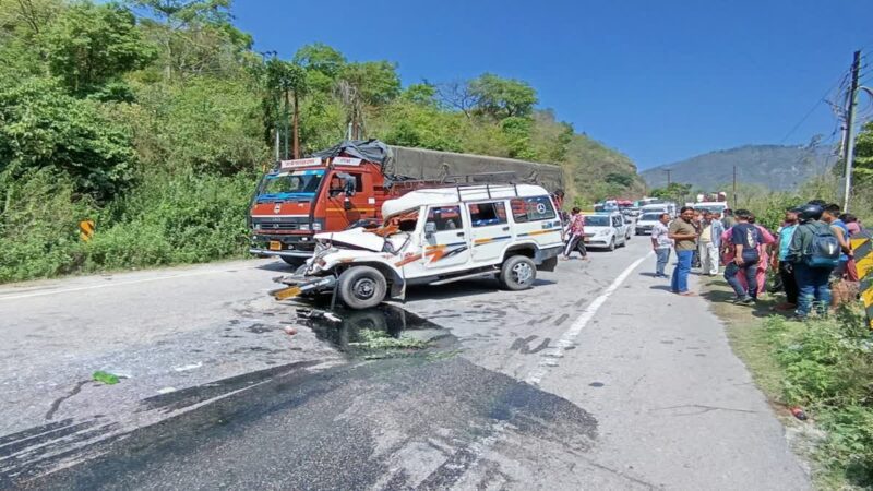 राष्ट्रीय राजमार्ग पर हुई मैक्स और ट्रक की टक्कर,बड़ा हादसा होने से टला