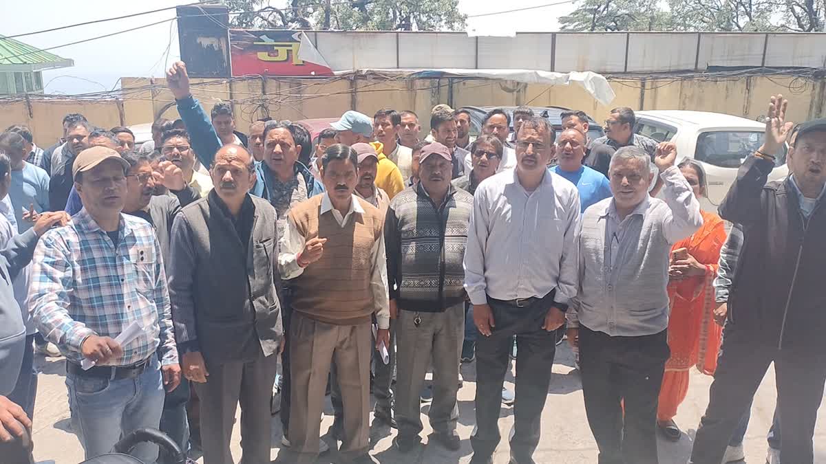 आक्रोश: मारपीट के आरोपी वकील के खिलाफ नगर पालिका कर्मचारियों ने किया प्रदर्शन