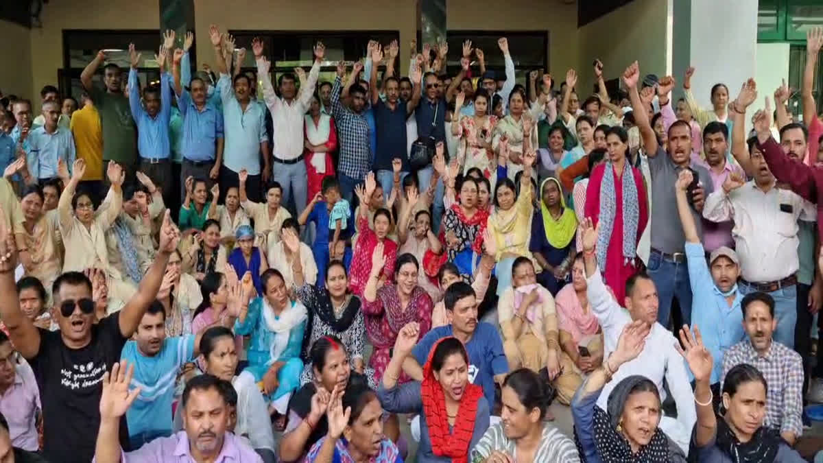 विरोध: अस्पताल के सात सौ उपनल कर्मचारियों ने किया कार्य बहिष्कार