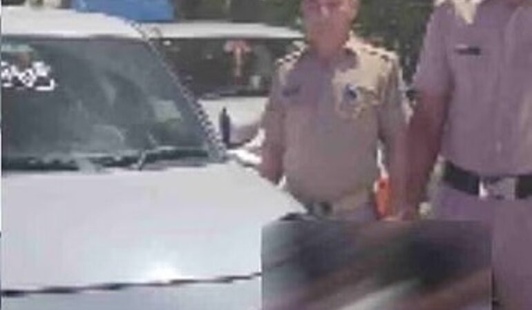 कार से जानलेवा करतब दिखाने वाले पांच युवक चढ़े पुलिस के हत्थे