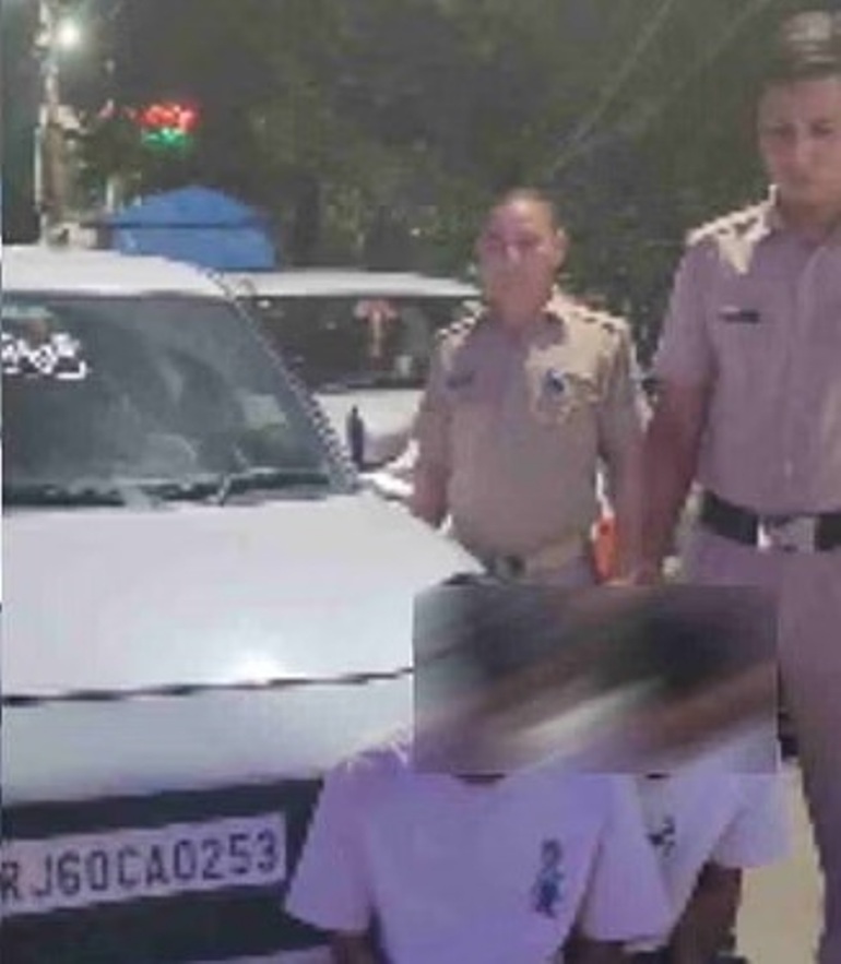 कार से जानलेवा करतब दिखाने वाले पांच युवक चढ़े पुलिस के हत्थे