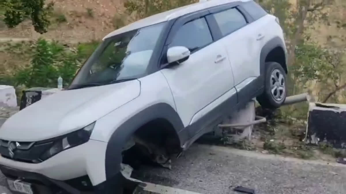  पैराफिट से टकराई तेज रफ्तार कार,बड़ा हादसा टला