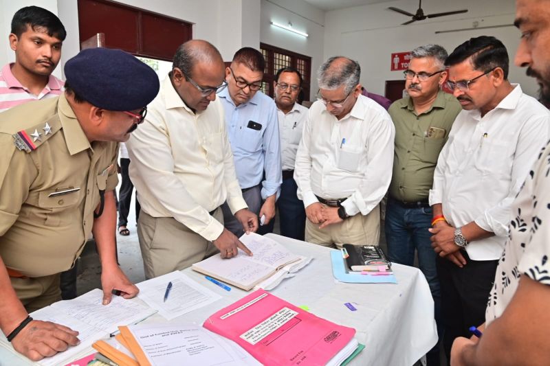 मुख्य निर्वाचन अधिकारी ने किया वेयर हाउस का निरीक्षण
