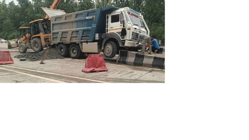 बैरिकेडिंग से टकराया अनियंत्रित डंपर, बड़ा हादसा होने से टला