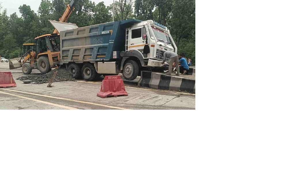 बैरिकेडिंग से टकराया अनियंत्रित डंपर, बड़ा हादसा होने से टला
