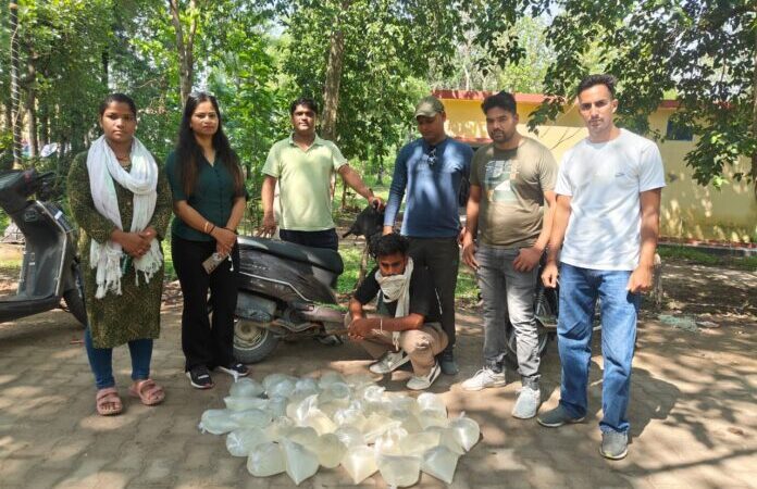 आबकारी विभाग ने कच्ची शराब के साथ एक को किया गिरफ्तार