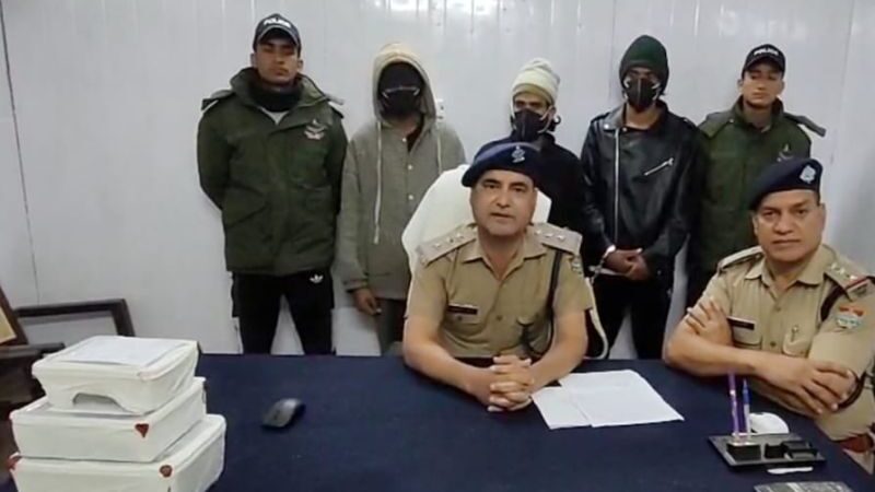 शिकंजा: यात्रियों का सामान चुराने वाले तीन युवक चढ़े पुलिस के हत्थे, मोबाइल फोन और 25 हजार रुपए बरामद