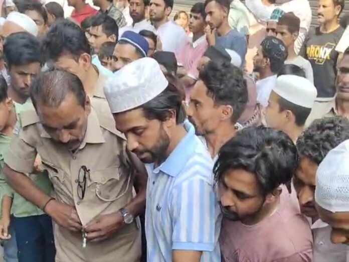 दुस्साहस: दिन दहाड़े युवक की गला रेतकर हत्या, वारदात के बाद खुद पुलिस स्टेशन पहुंच गया आरोपी