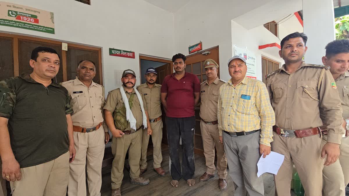 शिकंजा: अवैध कटान और वन कर्मियों पर फायर झोंकने का आरोपी दबोचा,पांच अन्य फरार