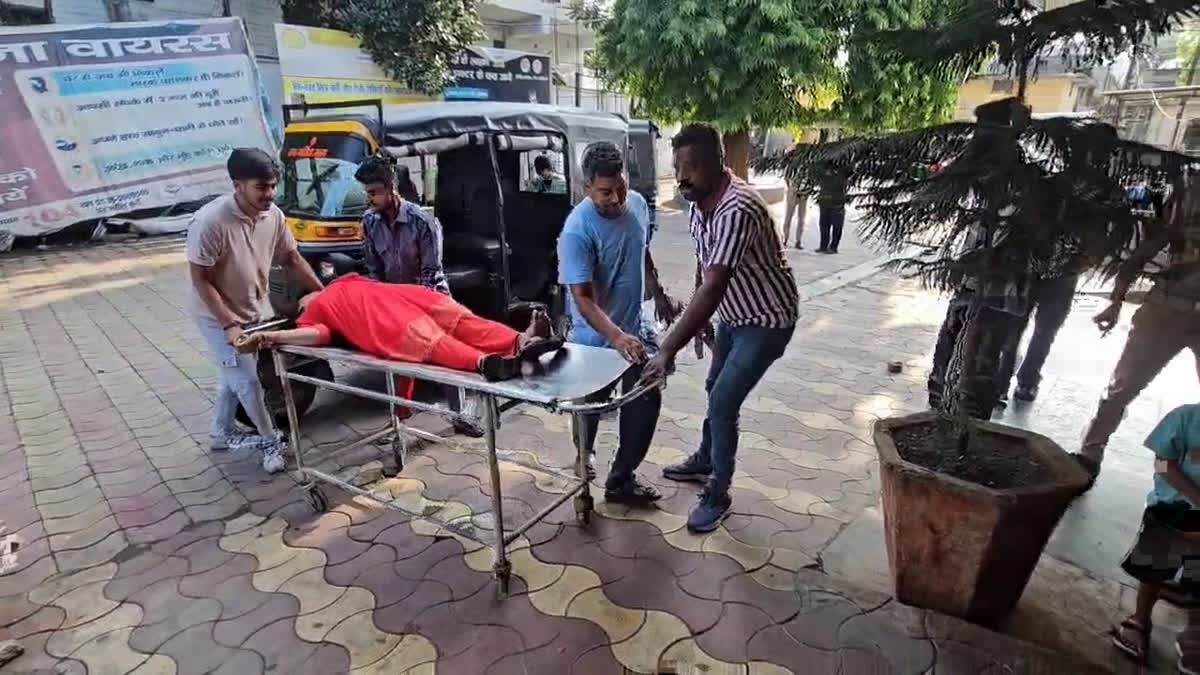 गर्जिया मंदिर जा रहे परिवार का टेंपो पलटा, 14 घायल