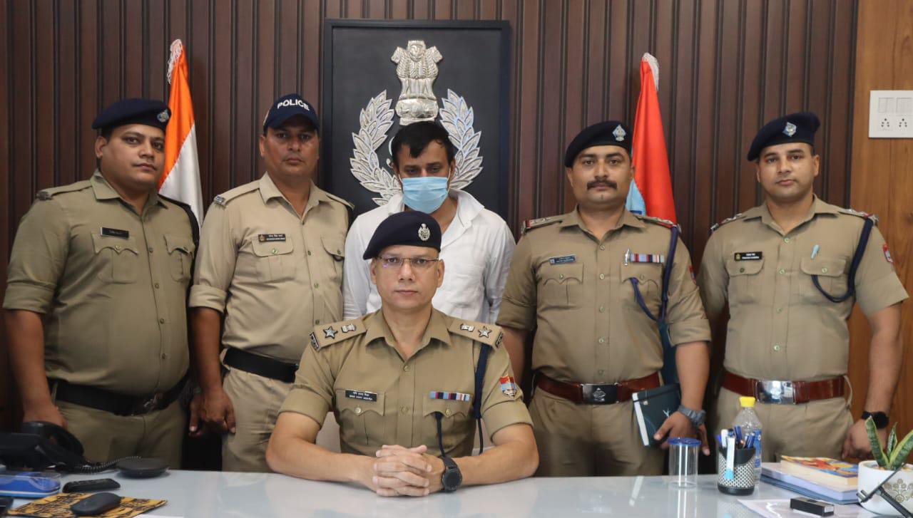 शिकंजा: करोड़ों की धोखाधड़ी का ईनामी बदमाश गिरफ्तार