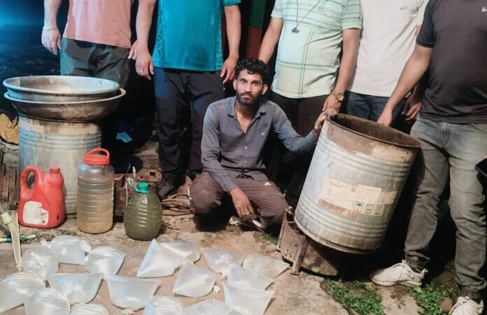आबकारी विभाग ने खंडहर में की छापेमारी,55 लीटर कच्ची शराब और छह ड्रम लहन बरामद