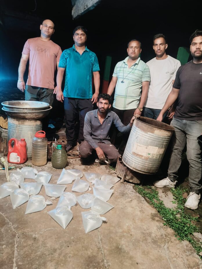 आबकारी विभाग ने खंडहर में की छापेमारी,55 लीटर कच्ची शराब और छह ड्रम लहन बरामद