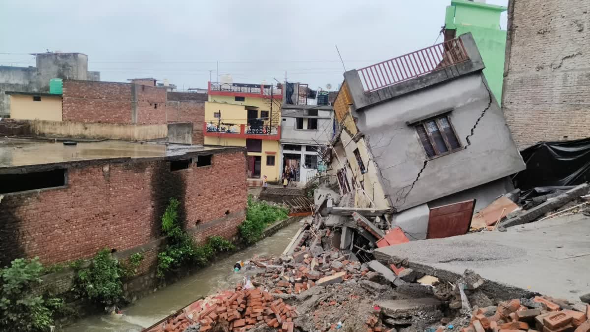 कहर: दून में मूसलाधार बारिश से बाढ़ जैसे हालात, कई मकान ढहे