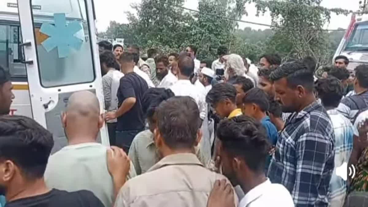 हादसा: रॉंग साइड से फिसलकर ट्रक के नीचे जा घुसे तीन बाइक सवार, एक की मौत,दो गंभीर