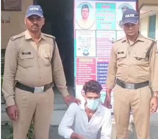 सबक: देर रात हवाई फायर झोंककर भागने का प्रयास करने लगा युवक, लोगों ने धुनाई करने के बाद किया पुलिस के हवाले