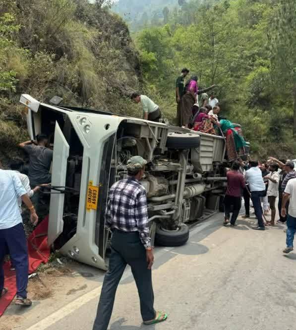 यात्रियों की बस पलटने से कई घायल