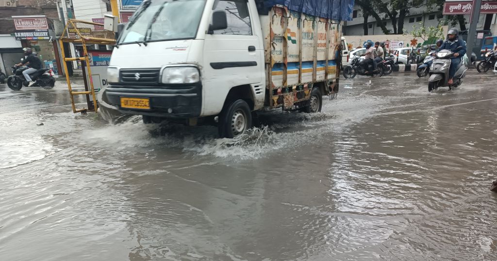 दुश्वारी: मानसून की बारिश ने खोली प्रशासन के दावों की पोल,जलभराव से लोग हलकान