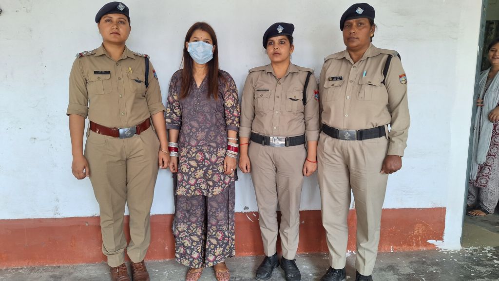 कामयाबी: पुलिस के हत्थे चढ़ गई लुटेरी दुल्हन, शादी का झांसा देकर करती थी लाखों की ठगी और ब्लैकमेलिंग