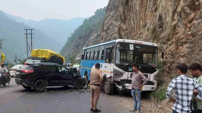 अनियंत्रित कार बस से टकराई,कई घायल