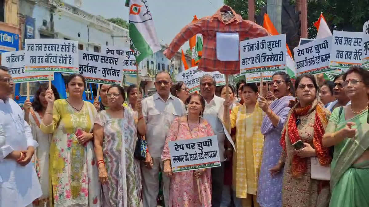 आक्रोश:  नाबालिग गैंगरेप प्रकरण में महिला कांग्रेस ने फूंका भाजपा का पुतला, सीबीआई जांच की उठाई मांग