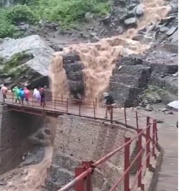 केदारनाथ मार्ग पर भारी मलबा आने से एक यात्री की मौत,दो घायल,अग्रिम आदेशों तक यात्रा पर रोक