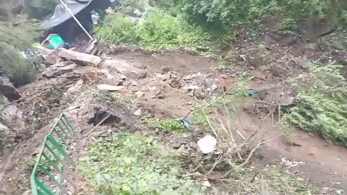 ब्रेकिंग न्यूज: यमुनोत्री पैदल मार्ग पर दरका पहाड़, कई यात्रियों के दबने की आशंका