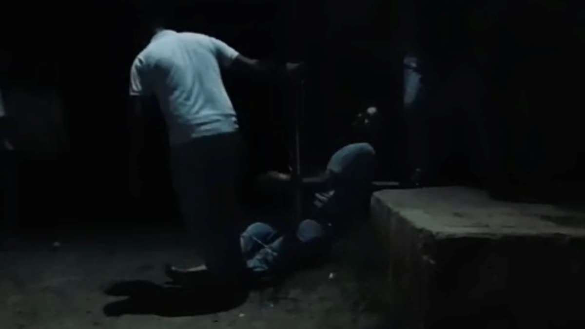 बंदिश: प्रेमिका से मिलने पहुंचे युवक की खंभे से बांधकर धुनाई,परिजनों की तहरीर पर पुलिस कर रही जांच
