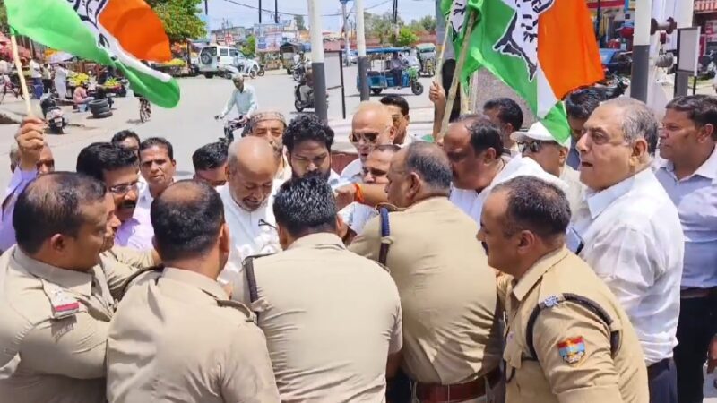 टकराव: विरोध प्रदर्शन के दौरान जमकर हुआ हंगामा, पुतला  फूंकने को लेकर पुलिस और कांग्रेसियों में छीना झपटी