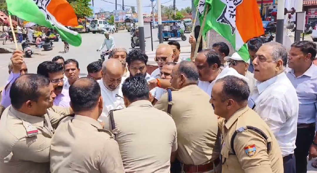 टकराव: विरोध प्रदर्शन के दौरान जमकर हुआ हंगामा, पुतला  फूंकने को लेकर पुलिस और कांग्रेसियों में छीना झपटी