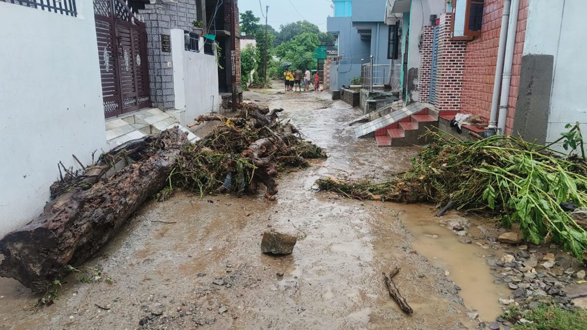 भारी बारिश के कारण दो मकान जमींदोज, आसपास के भवनों को  कराया खाली