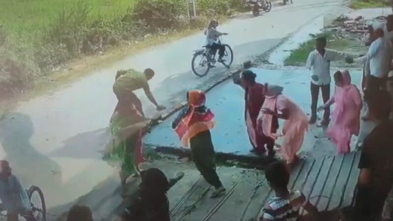 विवाद: कहासुनी के बाद महिलाओं में जमकर चले लात घूंसे