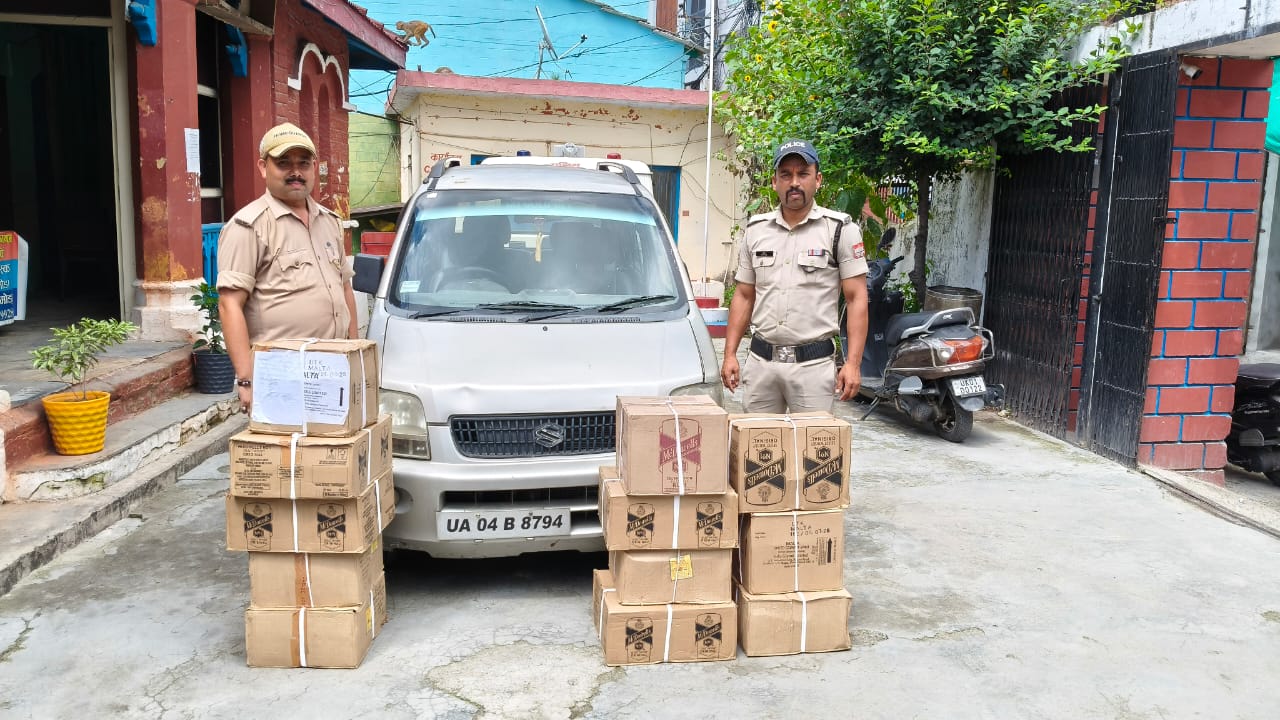 शिकंजा: पुलिस ने कार से 12 पेटी अवैध शराब की बरामद, चालक फरार, तलाश जारी