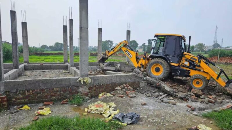सख़्ती: श्मशान घाट की भूमि पर कर लिया गया अवैध कब्जा, तहसील प्रशासन ने हटाया