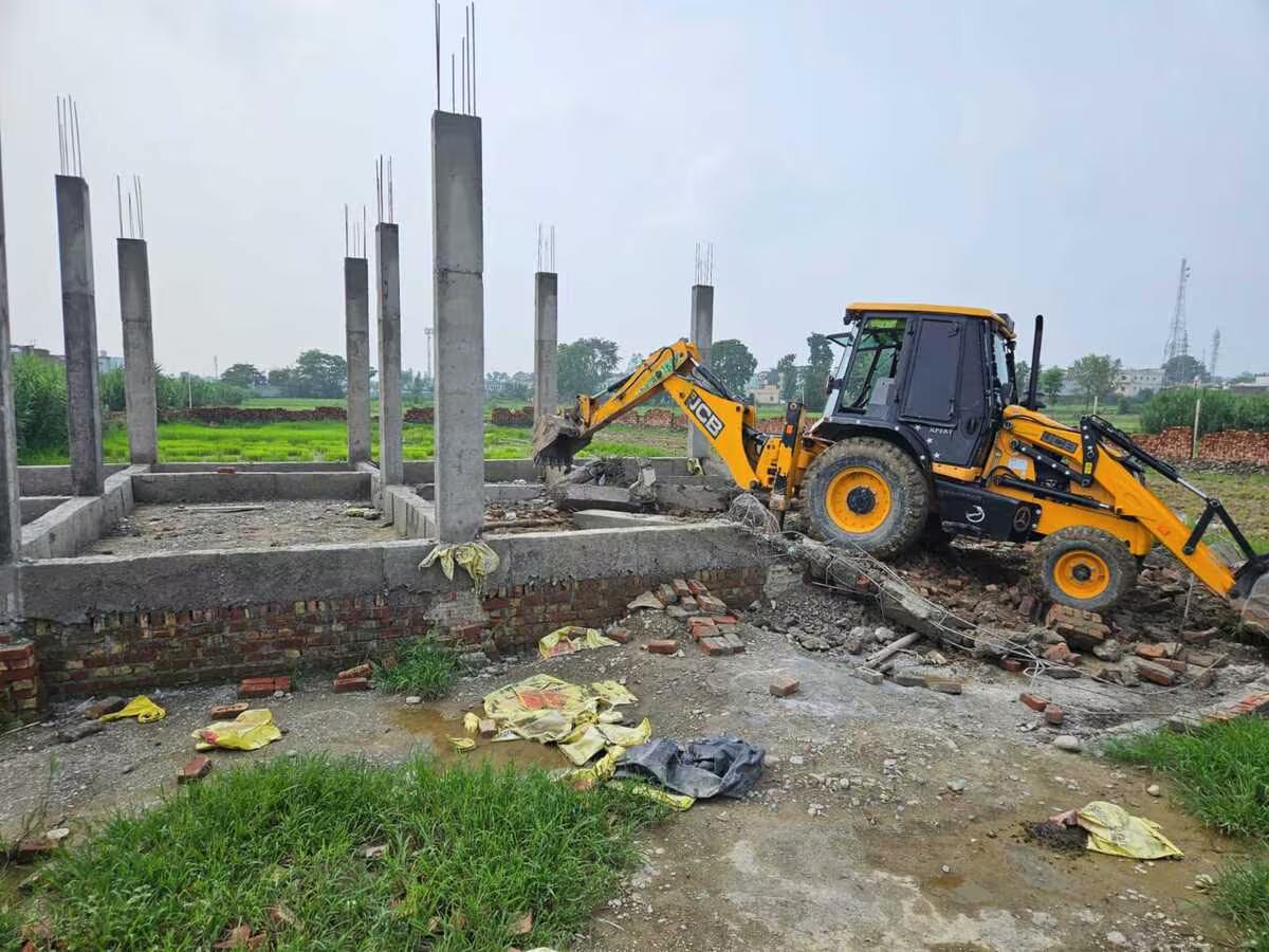 सख़्ती: श्मशान घाट की भूमि पर कर लिया गया अवैध कब्जा, तहसील प्रशासन ने हटाया
