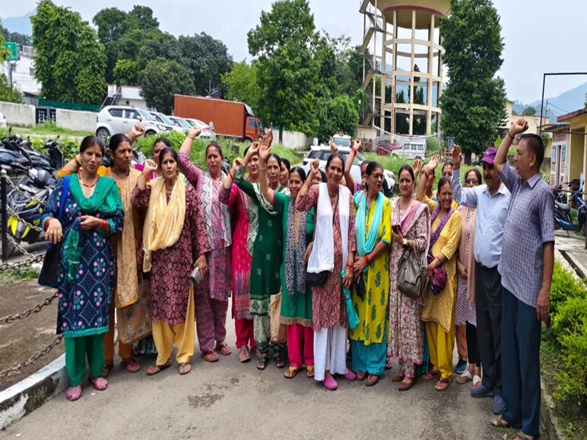 आतंक: बंदरों के उत्पात से परेशान हैं कोटद्वार के लोग, विरोध में किया तहसील पर प्रदर्शन