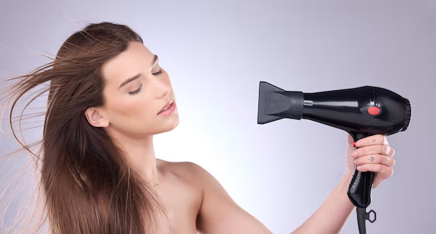 देखभाल: ब्लो ड्रायर करते समय न करें ये गलतियां, बाल हो सकते हैं खराब