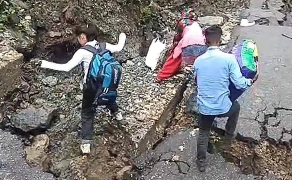 आफ़त: क्षतिग्रस्त सड़क मार्ग की नहीं हुई मरम्मत, जोखिम भरे रास्तों से हो रही आवाजाही