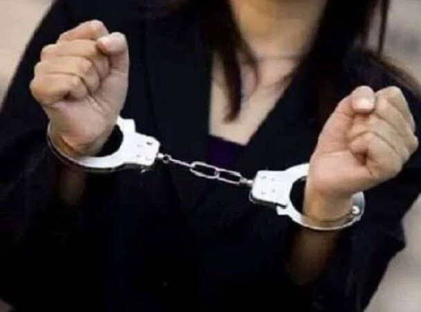 नशा: चोरी की आरोपी महिला ने खींचे महिला पुलिसकर्मियों के बाल, नशे की हालत में कर डाली वारदात