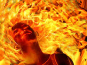 जानलेवा शक: एक ही परिवार के 5 लोगों को 250 लोगों ने पहले पीटा फिर पट्रोल डालकर फूंक दिया जिंदा