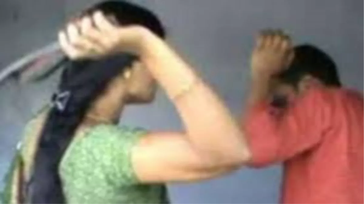 हेकड़ी: लाठी डंडों से कर डाली पति की पिटाई, प्रेमी संग आपत्तिजनक हालत में मिली थी महिला