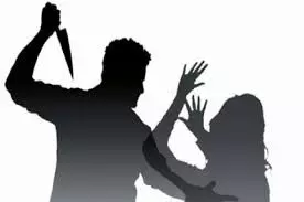 जानलेवा शक: बर्थडे पार्टी के दौरान पति ने पत्नी को चाकू से गोदकर उतारा मौत के घाट