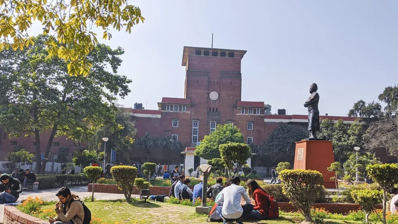 मुद्दा: क्या फीस में बढ़ोतरी कर संभावनाओं को कुंद करना उचित है?