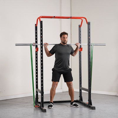 फिटनेस: रेजिस्टेंस बैंड स्क्वाट्स को सही तरीके से करने के लिए अपनाएं ये तरीके