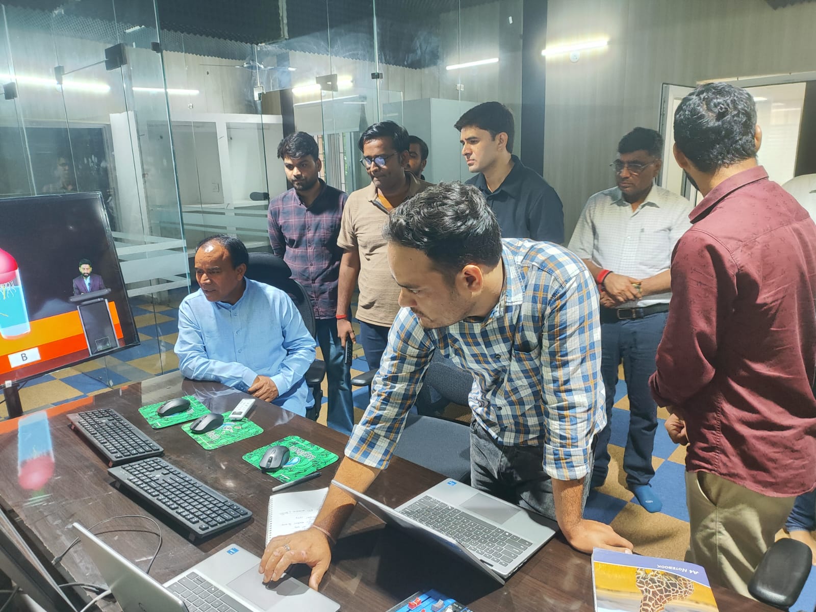 जायज़ा: शिक्षा मंत्री डॉ. धन सिंह रावत ने राजीव गांधी नवोदय विद्यालय में किया वर्चुअल स्टूडियो का निरीक्षण